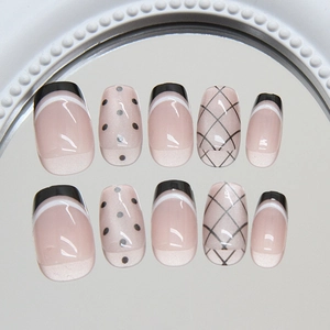 Faux ongles français à pois et carreaux noirs avec une finition œil de chat chic