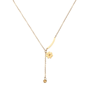 Détail du pendentif fleur de marguerite dorée sur collier en acier inoxydable