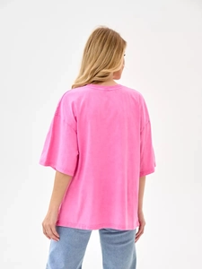 Rückansicht des rosa Oversized-T-Shirts mit Vintage-Waschung und cleanem Schnitt am Modell