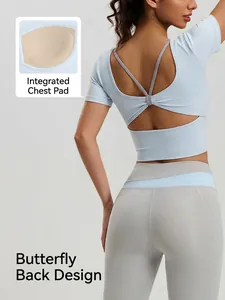 Haut de yoga bleu clair avec dos papillon et coussinets intégrés pour le fitness