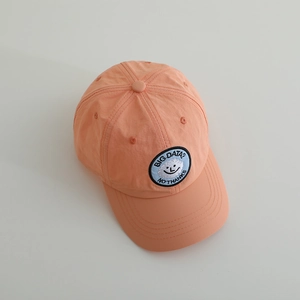 Detail der orangefarbenen schnelltrocknenden Baseballkappe mit Stickerei und Textur