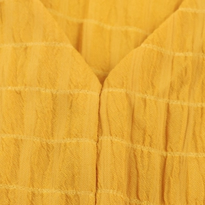 Abito giallo dolce con scollo a V in tessuto seersucker e maniche a sbuffo da vacanza