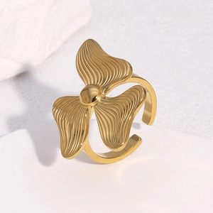 Bague ajustable en acier inoxydable doré 18k avec design de pétales ondulés chic