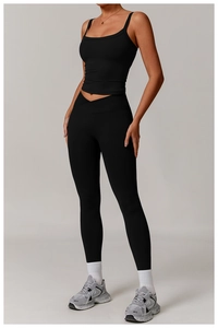 Détail du legging de yoga noir taille haute avec ceinture design en V croisé