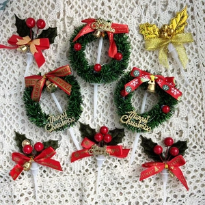 Lot de décorations de gâteau couronne de Noël et feuilles de houx avec clochettes dorées