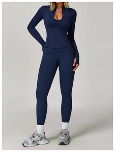Dettaglio della giacca sportiva blu navy slim fit con cerniera e fori per i pollici