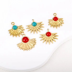 Detaillierte Ansicht von Sonnenanhängern aus Gold mit Türkis- und Rotsteinen für DIY-Schmuck