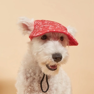 Dettaglio del cappello da sole rosso a fiori per cani con cordino regolabile