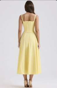 Vue détaillée de la robe midi jaune pâle montrant le dos corset et la fermeture éclair