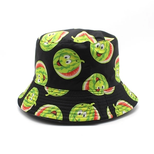 Dettaglio del cappello a secchiello in cotone nero con stampa di anguria e cuciture precise