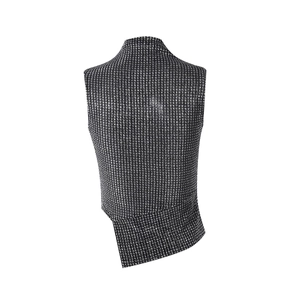 Détail du débardeur noir à paillettes avec ourlet irrégulier et texture de maille grillagée