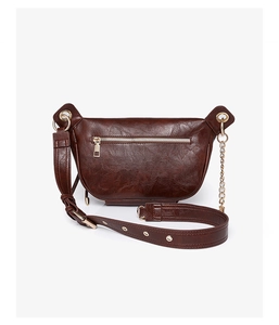 Details der braunen Vintage-Umhängetasche aus Leder mit Metallkette und Reißverschluss