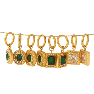 Set di orecchini dorati con pendenti in zircone verde e bianco su cerchi in acciaio