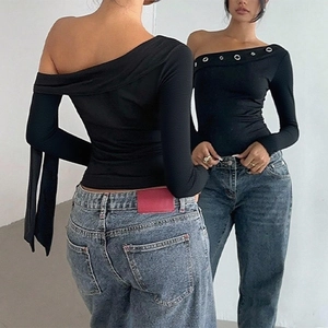 Enges schwarzes One-Shoulder-Langarmshirt mit silbernen Ösen in Vorder- und Rückansicht