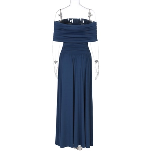 Detailansicht des blauen schulterfreien Kleides mit geraffter Taille und Faltenstruktur
