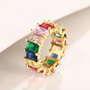 Macro-opname van 18K gouden ring met veelkleurige rechthoekige baguette-geslepen edelstenen