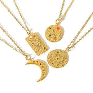 Colliers plaqués or 18k avec pendentifs lune et étoile ornés de zircons colorés