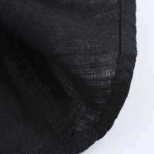 Gros plan du tissu d'une robe dos nu noire montrant la texture et les coutures
