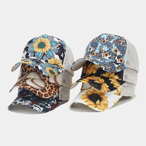Assortimento di cappellini trucker in rete con motivi girasole, leopardo ed etnici