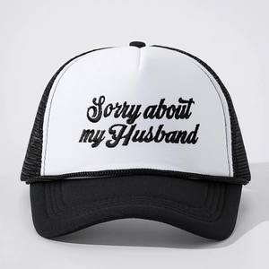 Klassische schwarz-weiße Trucker-Mütze mit Sorry about my Husband Stickerei und Netzgewebe