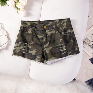 Flachliegende Camouflage-Jeans-Shorts mit Rissen und ausgefransten Säumen auf Weiß