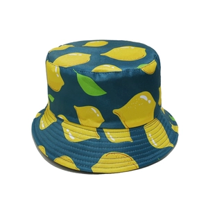 Gros plan détaillé d'un chapeau bob bleu marine avec imprimé citron et coutures renforcées