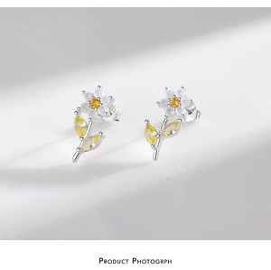 Dettaglio macro dell'orecchino a fiore in argento S925 con zircone e petalo opale