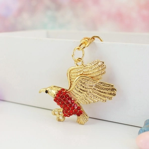Adler Schlüsselanhänger Autoanhänger in Goldoptik mit glitzernden roten Kristallen