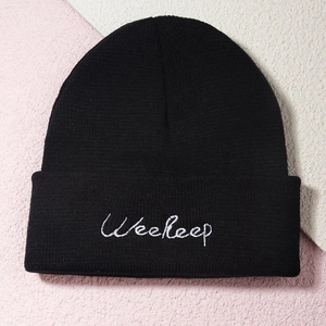 Bonnet en maille noire classique avec broderie Weekeep blanche sur un fond texturé élégant