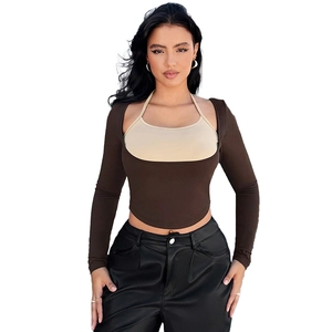 Damen Crop Top in Braun mit beigem Halter-Oberteil und langen Ärmeln auf weißem Hintergrund