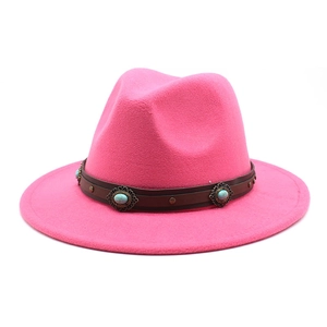 Détail du chapeau en laine fuchsia avec ruban en cuir brun et pierres turquoise