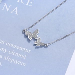 Silberne Schmetterlingshalskette mit Zirkonia-Strasssteinen und glänzendem Doppellagen-Design