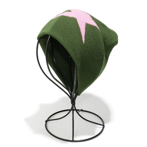 Vue détaillée du bonnet en maille vert foncé avec motif étoile rose et texture tricotée