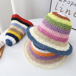 Chapeau de soleil au crochet à rayures arc-en-ciel en paille pour les vacances