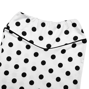 Détail du motif à pois noirs sur tissu blanc avec vue sur la taille et les coutures