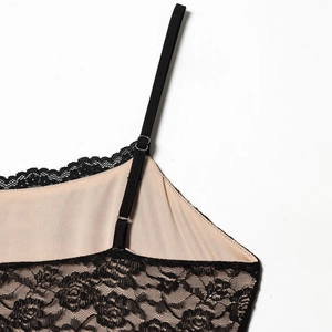 Abito aderente in pizzo nero con spalline regolabili e fodera color nudo