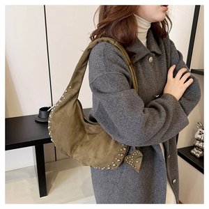 Sac hobo en daim vert olive avec clous argentés et breloque en forme de cœur