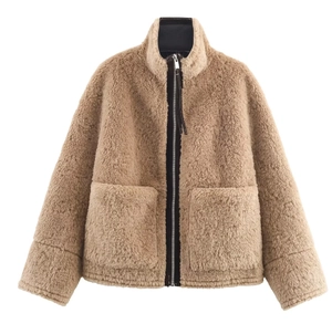 Detalle de chaqueta de forro polar camel con cremallera metálica y cuello alto