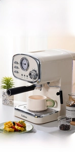 Detail der nordischen Keramik-Kaffeetasse mit grünem Griff in gemütlicher Küchenumgebung
