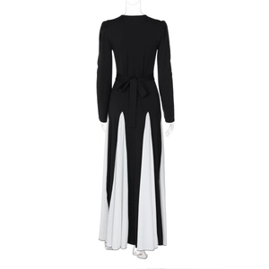 Vue arrière détaillée d'une robe longue élégante bicolore noire et blanche avec une ceinture