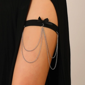 Giarrettiera elastica sexy con fiocco di raso, ciondoli a croce e cuore e catene a nappa