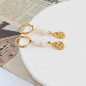 Orecchini a goccia vintage placcati in oro con perle naturali e dettagli incisi