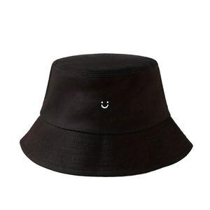 Bob classique en coton noir avec un motif smiley blanc brodé sur le devant du chapeau