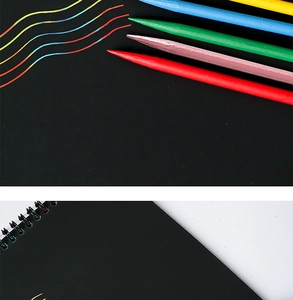 Dettaglio di penne colorate per scratch art e taccuino a spirale con linee arcobaleno