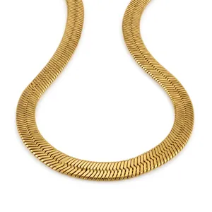 Makro-Detail der goldenen Schlangenkette mit glatter Metallstruktur und glänzendem Finish