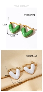 Detail of 18K gold titanium heart earrings with green marble and pearl white resin inlay