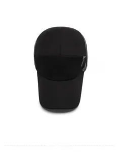 Dettaglio del tessuto a rete traspirante nero del cappello sportivo con logo grigio