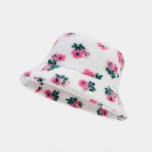 Chapeau bob en laine d'agneau blanc cassé avec motifs floraux roses d'hiver