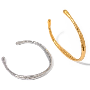 Minimalistische 18k Gold und Silber gehämmerte Textur Edelstahl offene Armreifen Damen