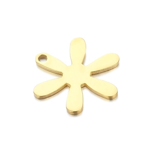 Eleganter goldener Blumenanhänger mit sechs Blütenblättern und Öse auf weißem Grund
